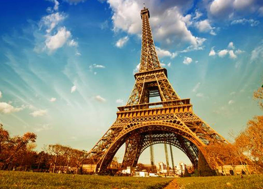 باريس تحتفل بـ130 سنة على برج إيفل