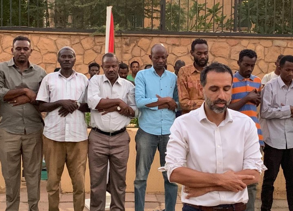 سفير بريطانيا يصلي إماما بالمصلين في السودان - شاهد