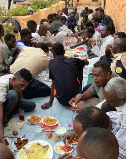 سفير بريطانيا يصلي إماما بالمصلين في السودان - شاهد