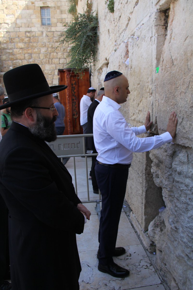 الوزير البريطاني المسلم يزور اسرائيل ويصلي في المبكى - شاهد