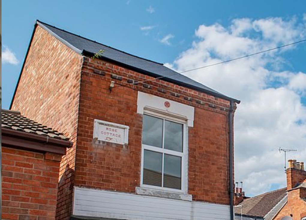 بالصور: أصغر منزل في بريطانيا معروض للبيع.. وهذا سعره