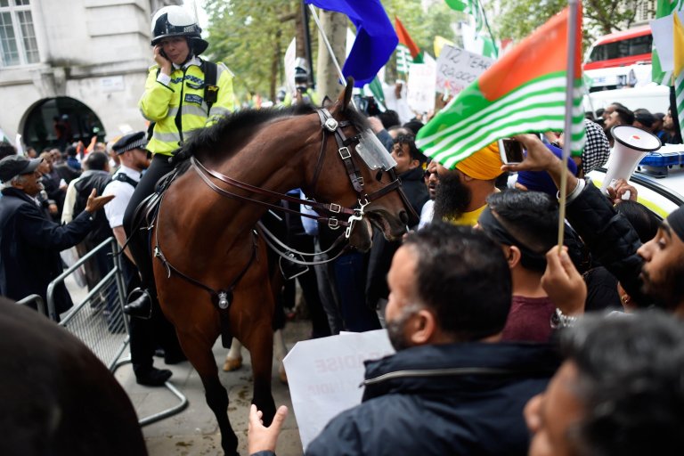 شاهد: احتجاجات ضخمة أمام سفارة الهند في لندن بسبب كشمير