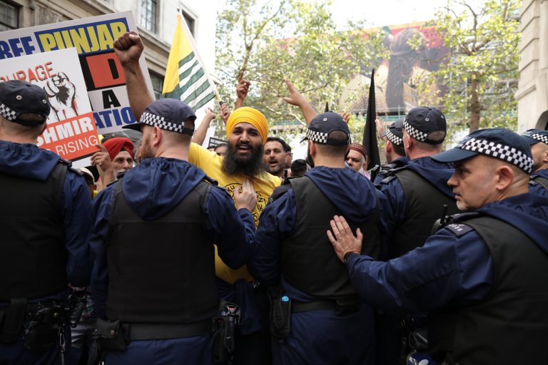 شاهد: احتجاجات ضخمة أمام سفارة الهند في لندن بسبب كشمير