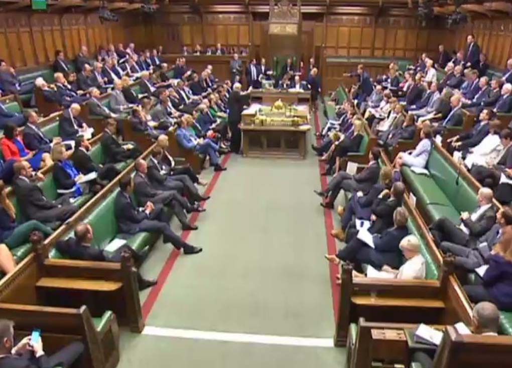 100 نائب يدعون لانعقاد البرلمان البريطاني بشكل طارئ