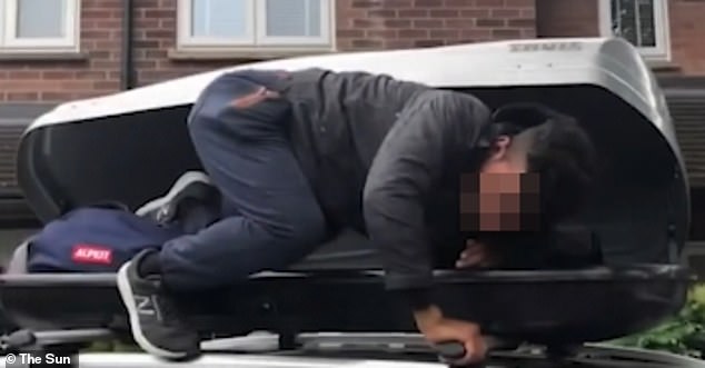 عائلة بريطانية تعثر على مهاجر غير شرعي في صندوق سيارتها
