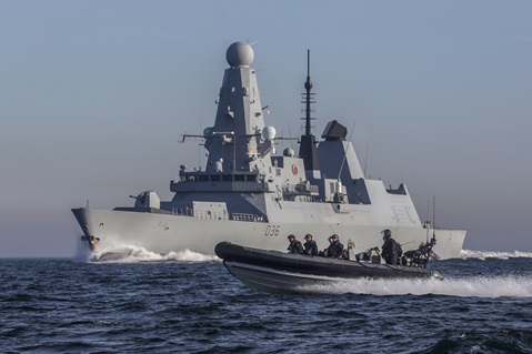 البحرية الملكية البريطانية ترافق أكثر من 50 سفينة تجارية عبر مضيق هرمز