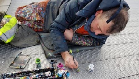 بن ويلسن.. رجل العلكة الذي يدمج الفن بإعادة التدوير (فيديو)
