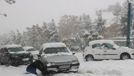 بريطانيا.. فرق لإنقاذ العالقين إثر العواصف والثلوج