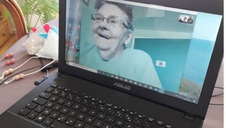 بريطانيا.. الإنترنت يغير حياة المسنين المنعزلين خلال فترة الحجر