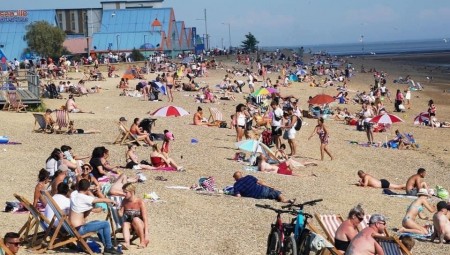 بريطانيا.. الآلاف ينزلون إلى الشواطئ دون التقيد بالتباعد الاجتماعي
