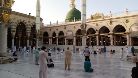 السعودية.. المسجد النبوي يعيد فتح أبوابه للمصلين بعد إغلاق لأكثر من شهرين