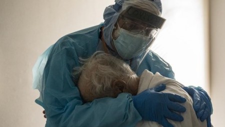 صورة طبيب أميركي يعانق مسنا مصابا بكوفيد-19 تخلق الجدل