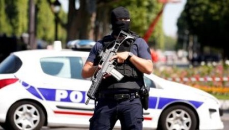 عاجل.. الشرطة الفرنسية تطلق النار على شخص مسلح بسكين