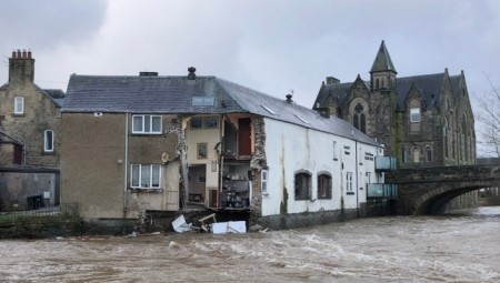 عاصفة سيارا تدمر فندقا اسكتلنديا و ترمي بالحطام في نهر جار