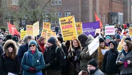 طواقم عمل من 74 جامعة بريطانية يعلنون إضرابهم