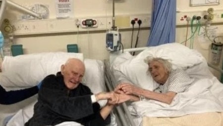 زوجان توفيا بكورونا بفارق 3 أيام فقط بعد 70 عاماً من الحب