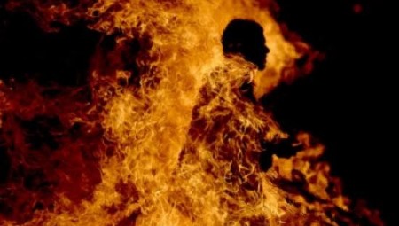 رجل يطعن زوجته وابنته حتى الموت ثم يحرق نفسه أثناء الإغلاق في بريطاني