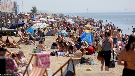 مئات البريطانيين على الشواطىء بالرغم من قرار الإغلاق