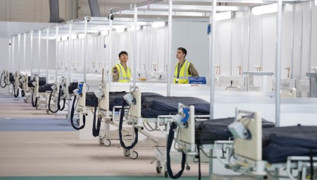 لندن تعيد تشغيل مستشفى ميداني للتعامل مع تدفق مرضى كوفيد-19