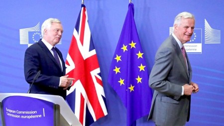 عاجل.. بدء المحادثات بين الاتحاد الأوروبي وبريطانيا بشأن مرحلة ما بعد بريكست