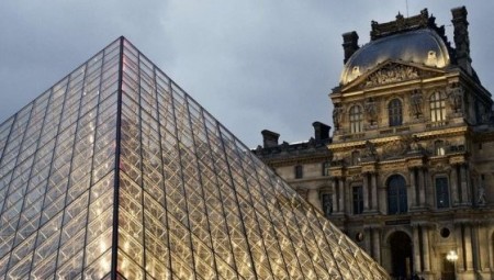 باريس تعيد افتتاح متحف اللوفر