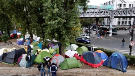فرنسا.. الشرطة تخلي مخيما كبيرا للاجئين في منطقة باريس