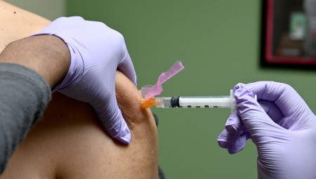 بريطانيا: اللقاحات قادرة على التعامل بسهولة مع تحور الفيروس