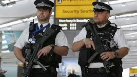 السلطات البريطانية تعتقل عشرات المتظاهرين المناهضين لعمليات الإغلاق في إنجلترا