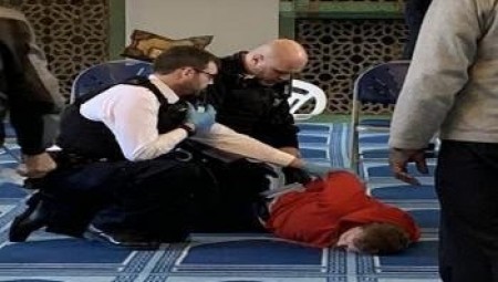 المعتدي على إمام مسجد في بريطانيا يعتنق الإسلام