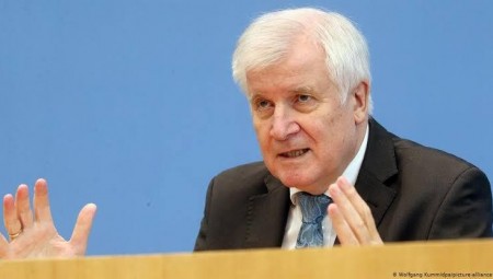 وزير الداخلية الألماني: نسعى لعدم تمديد حظر ترحيل السوريين