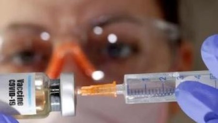 روسيا تبدأ تطعيم شريحة من الموظفين بلقاحها الجديد ضد كورونا