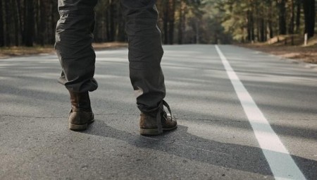 رجل يقطع مسافة 450 كيلومترا على قدميه هربا من زوجته لينتهي به المطاف في قبضة الشرطة