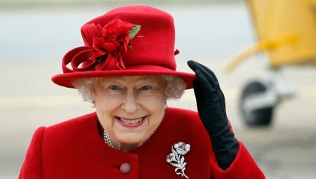 الملكة إليزابيث: كثيرون لا يريدون سوى العناق كهدية