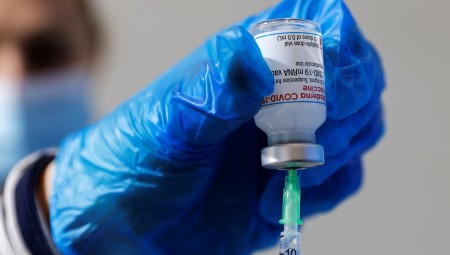 زيادة التطعيمات في بريطانيا تقلص القيود