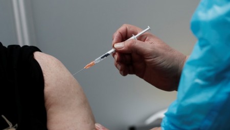 جونسون: قد يتم منع الأشخاص الذين لم يتلقوا اللقاح من الدخول إلى الحانات