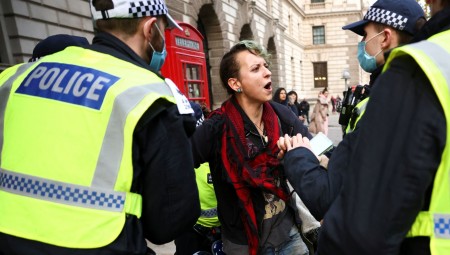 شرطة لندن تدافع عن سلوك عناصرها خلال تظاهرة للمطالبة بحماية النساء