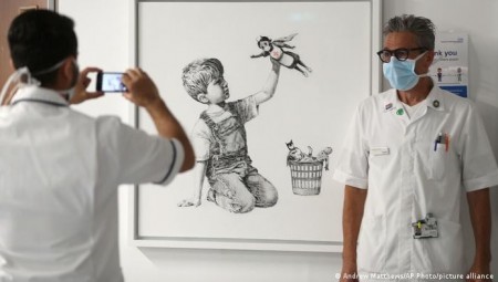 بريطانيا.. بيع لوحة للفنان بانكسي تكرم عمال الصحة ب23 مليون دولار