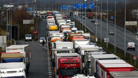 بريطانيا تفرض اختبارات الكشف عن كورونا على سائقي الشاحنات القادمين إليها