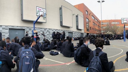 احتجاجات في مدرسة لندنية بسبب سياسات الزي المدرسي العنصرية