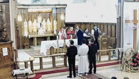 الشرطة البريطانية تمنع كنيسة بولندية من إكمال قداس الجمعة