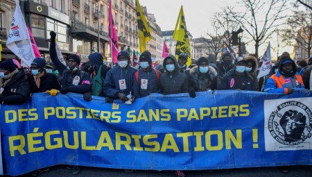 فرنسا .. تظاهرات مناهضة للعنصرية للمطالبة بتسوية أوضاع المهاجرين غير الشرعيين