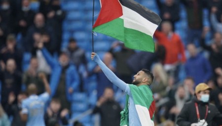 اللاعب الجزائري رياض محرز يرفع علم فلسطين في تتويج مانشستر سيتي