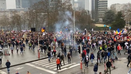 الآلاف يتظاهرون ضد الشهادة الصحية في بروكسل