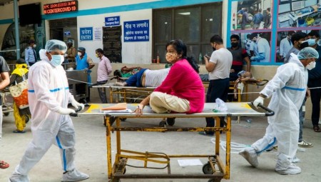 عاجل.. لندن ترسل معدات طبية إلى الهند لتخطي الأزمة الصحية الخطيرة