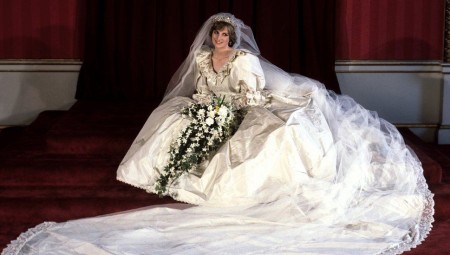 فستان زفاف الأميرة ديانا يزين معرضا في لندن