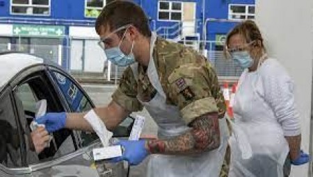 وزير الصحة يستعين بالجيش لتوسيع حملة اختبارات كوفيد-19 في مانشستر ولانكشاير