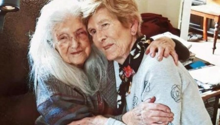 بعد 60 سنة .. سيدة بريطانية تجد أمها التي ظنت أنها متوفاة