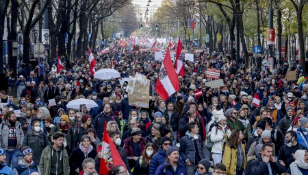 النمسا .. عشرات الآلاف تظاهروا ضد فرض التطعيم الإلزامي