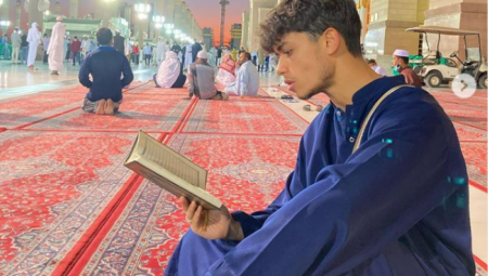 هاريس جي يرتل القرآن الكريم في باحة المسجد النبوي بالمدينة المنورة