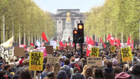 بالفيديو.. الآلاف بشوارع لندن رفضا لمشروع قانون يحد من التظاهر